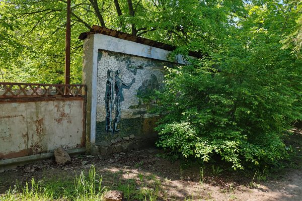 А когда-то эта мозаика украшала вход в Ейское летное училище