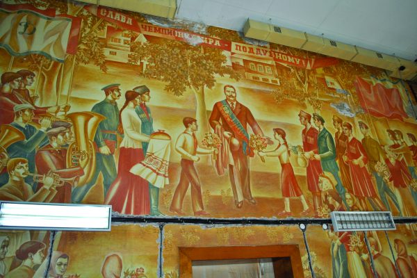 Раньше это панно украшало мемориал Поддубного. Теперь его нет