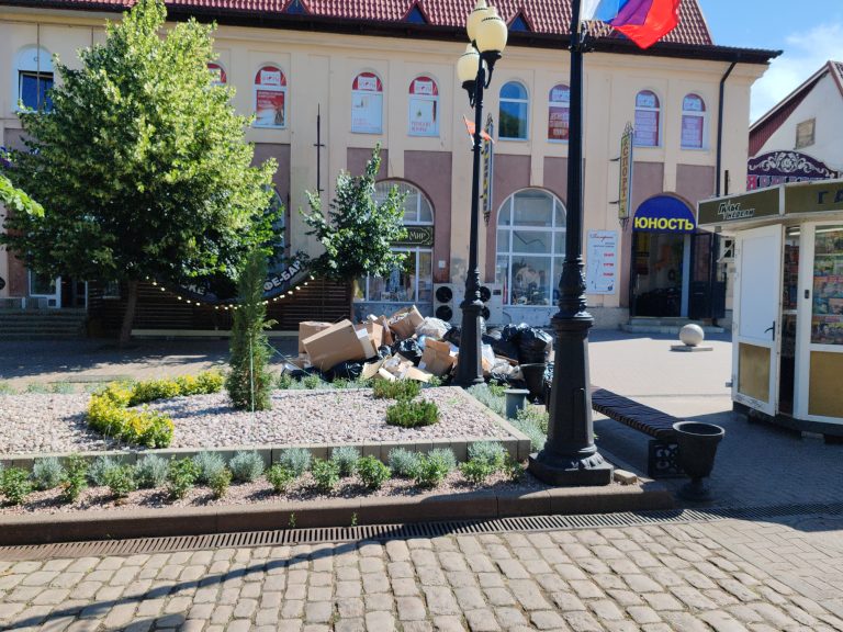 Кто допустил кучу мусора в центре Ейска?