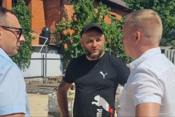 В детском саду №2 города Ейска полным ходом идут работы по благоустройству территории