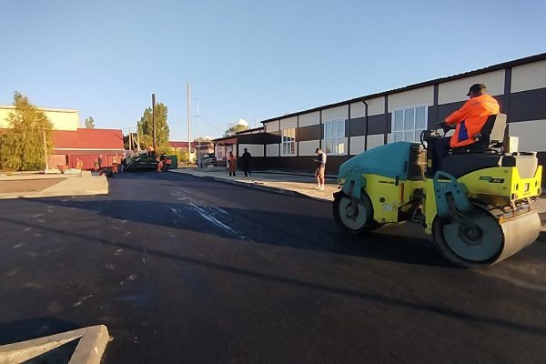 Благоустройство территории вокруг нового спортивного зала в с. Александровка выходит на финишную прямую