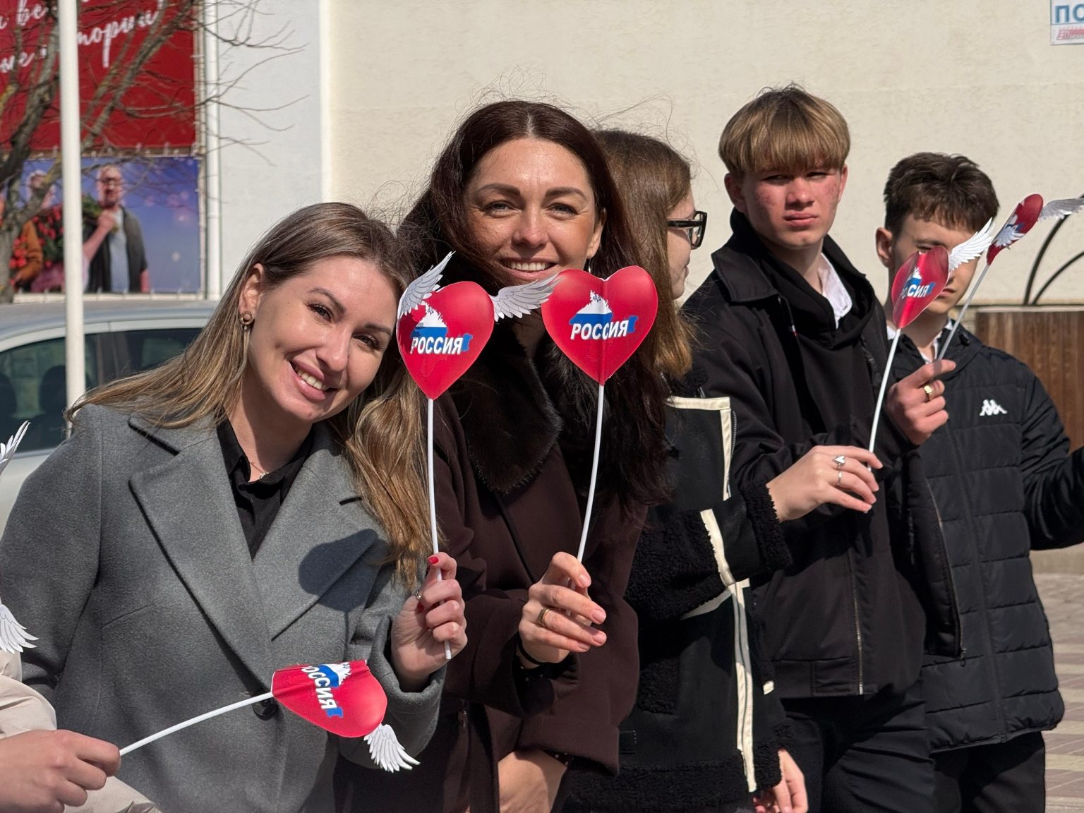 В Ейске состоялась акция «Крым и Россия – Вместе навсегда!», посвящённая 12-й годовщине воссоединения Крыма и Севастополя с Российской Федерацией